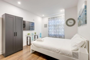M11 Modern Comfy Studio wAC in PlateauMile-End